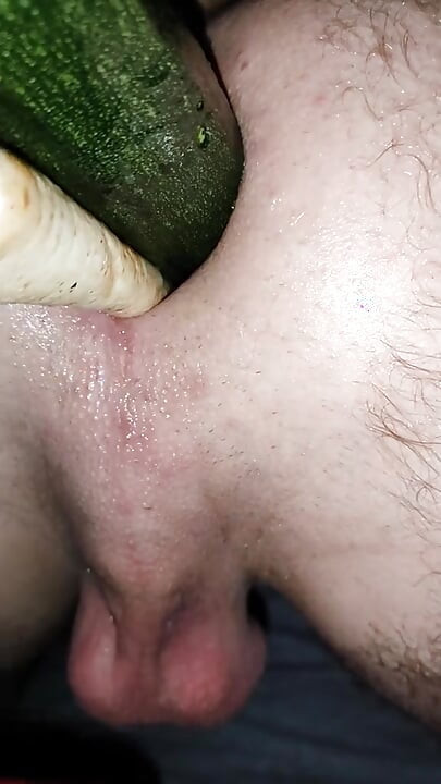 彼女は私のお尻に野菜を入れます