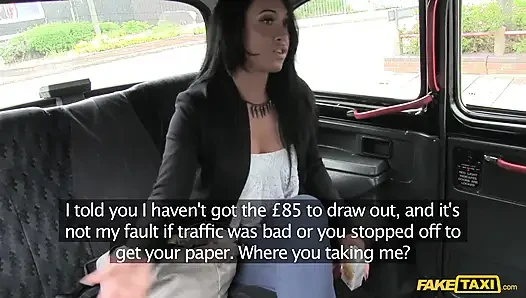 Fake Taxi - gebräuntes hottie betrügt freund für einen Geschmack von Cumshot von Taxifahrerin