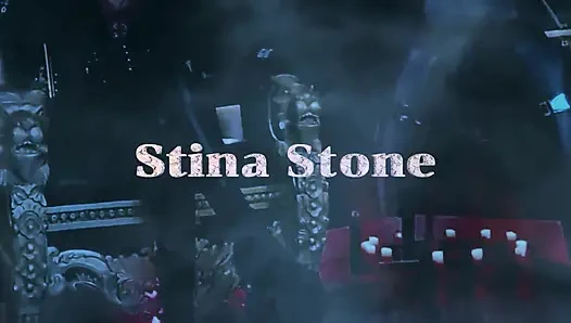 Stina Stone Domina Rauchender Menschlicher Aschenbecher Spucken, Necken in Lederhandschuhen