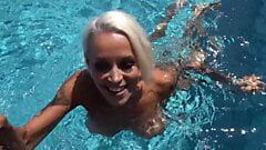 Notgeile Blonde Freundin besorgt es mir Outdoor am Pool
