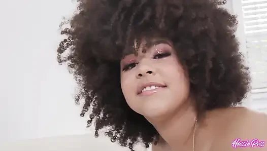 Nina Diaz dildoyla mastürbasyon yaptıktan sonra etli amının damlamasına izin veriyor!