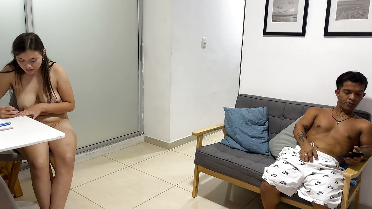 Mijn rijke Latina stiefzus loopt naakt door het huis en neemt me mee naar haar kamer om haar een stevige neuk te geven.