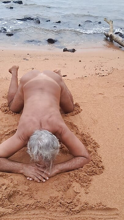 Ladysilva nago na plaży pokazuje swoją wielką, seksowną, opaloną dupę z linią od bikini