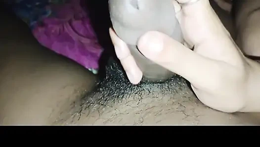 Kakak ipar india lagi asik nyepong kontol sampai muncrat