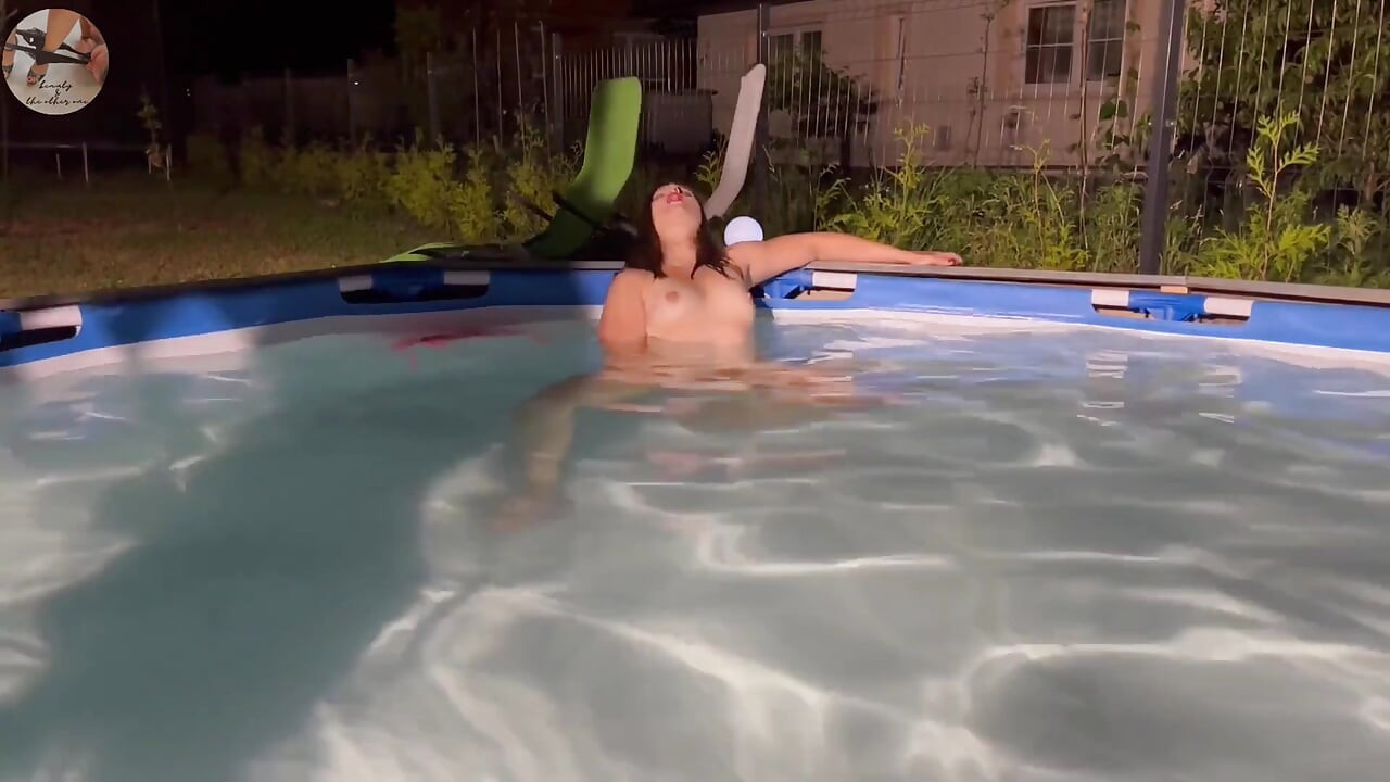 Luca elélvezteti Lexi-t a medencében