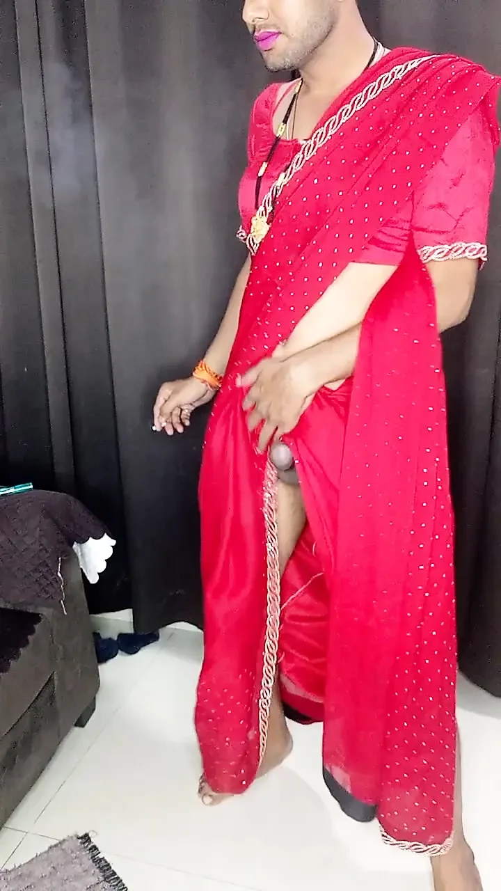 Indisk sissy som bär het röd saree och röd peticot