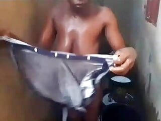 Wanita eboni dikongkek semasa membasuh pakaian