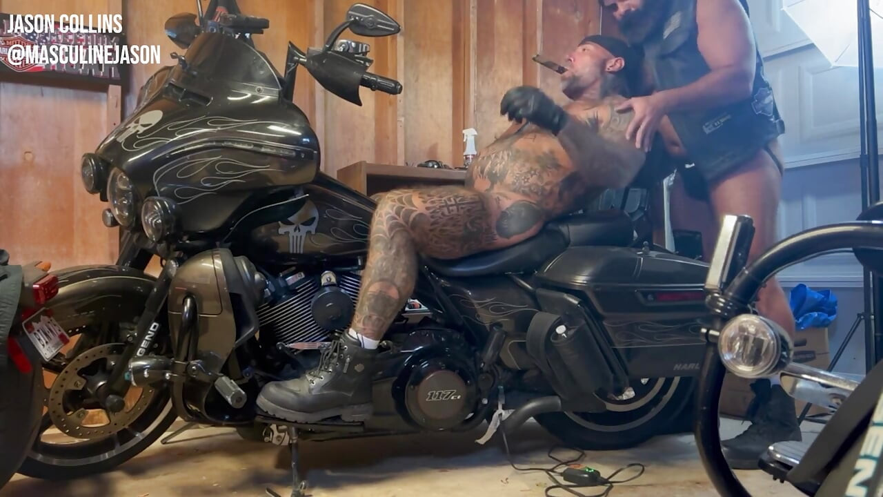 Obožavanje bootfootcocka s Oscarom Bearom na mom Harleyu