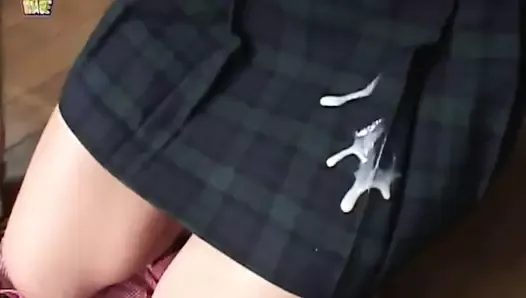 Une adolescente japonaise suce deux bites avec une culotte blanche