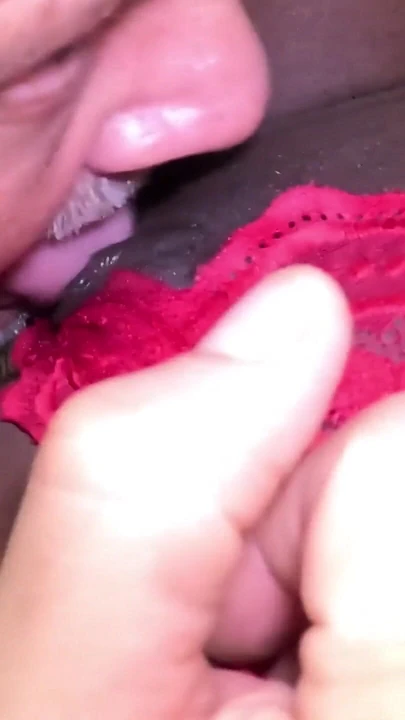 Flower amarrada e recebe sua buceta comida