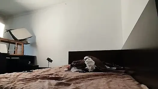 Amatör kadın kıyafetlerini denerken ve keserken eğleniyor.