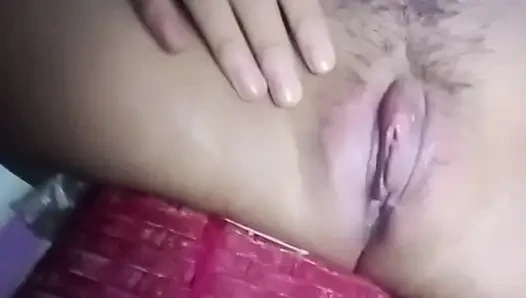 Cewek muda hamil sange colmek sendiri