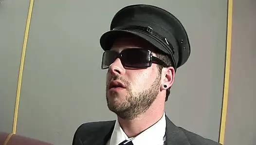 Azgın orta yaşlı seksi kadın arabada her iki deliğini de siktiriyor