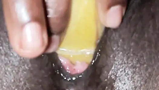 Istriku masukin pisang ke dalam memeknya