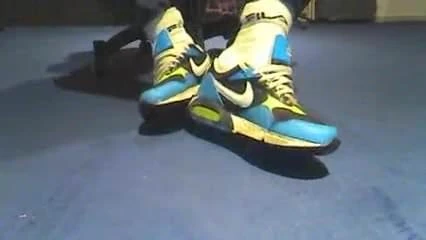 Brincando com os tenis Nike Air Max