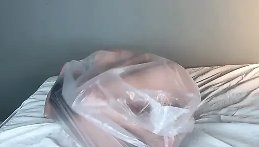Brath yang putus asa lagi asik mainin plastik