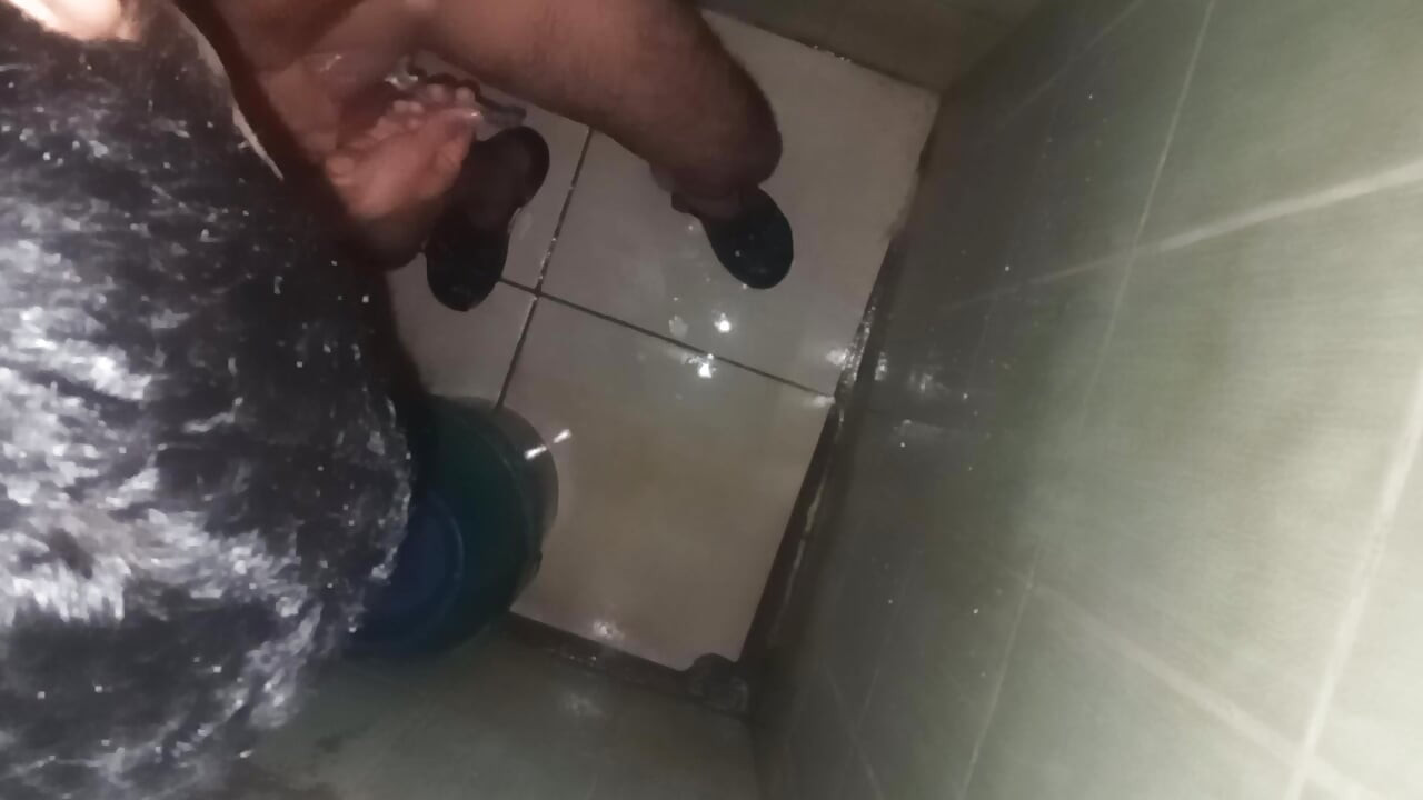 Man gets cocked and balls in single chamber bath