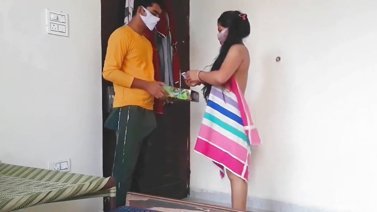 Dostavljač jebe Bhabhi nakon dostave paketa