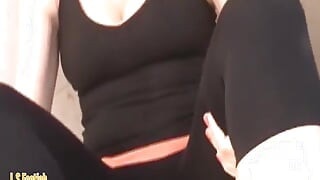 Kaki merah dan footjob seluar bingkap