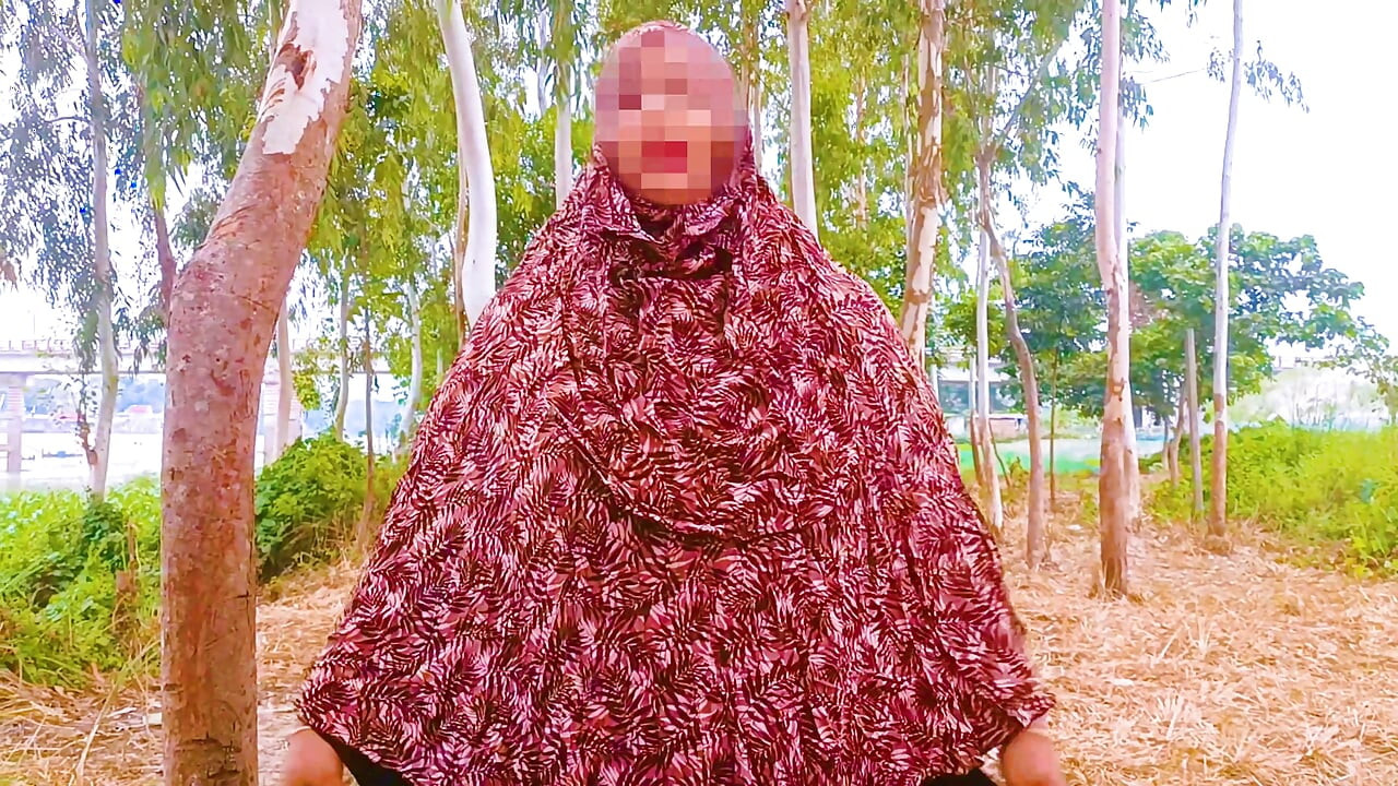 Desi dorf-mädchen im freien kamen nach hause und lutschten schwanz