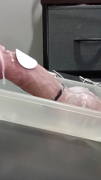 Ključni trenutak iz "Wax and 2b estim cumshot"