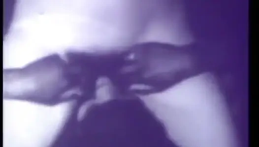 Azgın siyah beyaz orta yaşlı seksi kadın ve takma yarak dildo ile klasik üçlü grup seks (ses yok ama müzik)