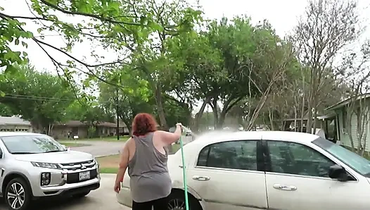 Seksi olgun iri güzel kızıl saçlı hemşire Vicki arabasını yıkıyor!