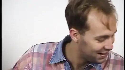 Glücklicher mann gesellte sich in dreier-action von jungen süßen blonden mädchen