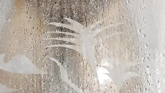 А если ты сопровождаешь меня принимать хороший душ, то твоих рук не хватает