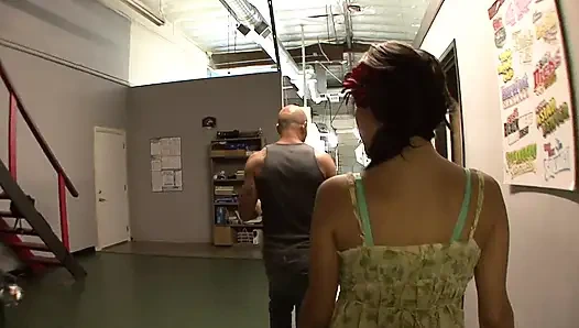 Cewek nakal ini lagi asik ngentot habis-habisan sampai lubangnya menganga lebar