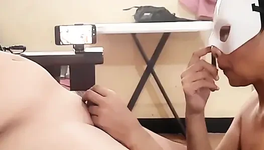 Pembantu pinay lagi asik nyepong kontol