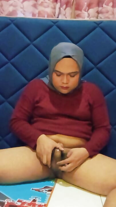 Beautiful Hijab Sissy Masturbates