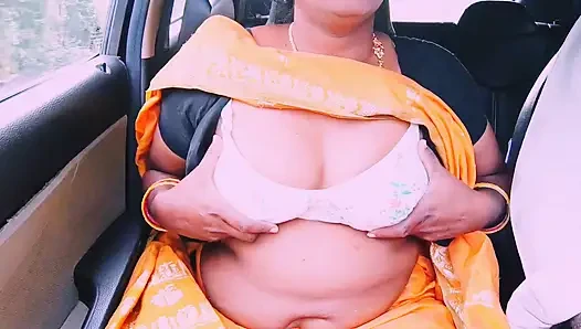 Pembantu Villege seks mobil Telugu bicara kotor.
