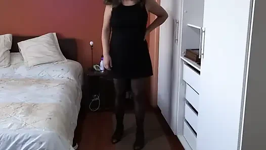 Ich ziehe mich an, um zur arbeit zu gehen, aber mein mann bittet mich, zu zeigen, um zu masturbieren