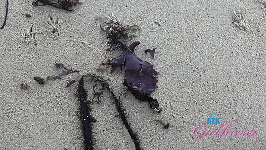 Du setzt die Seereise mit Imani fort, dann gibt sie dir einen kompletten handjob, footjob und blowjob, und endet mit dir c