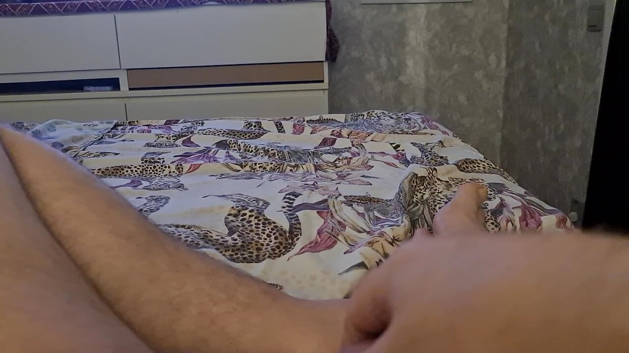 Volim se igrati sa svojim ukočenim kurcem čekajući mokru rupu