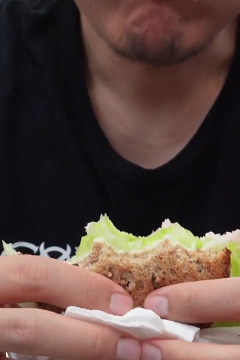 ASMR Azijski tip jede sendvič s doručkom