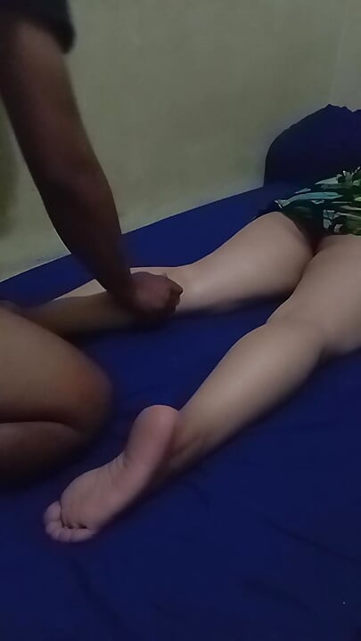Teman istriku memintaku untuk memuaskannya dan isttiku menyetujuinya