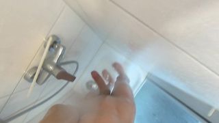 Solo-Masturbation in der Dusche + Abspritzen