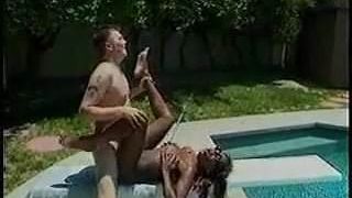 Une trans noire se fait baiser au bord de la piscine