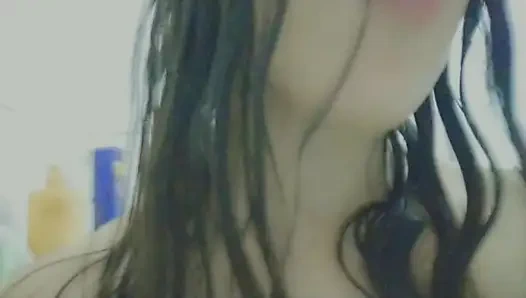 Sadece sevimli bir öğrenci duşta eğleniyor, ıslak saç, ıslak amcık, ağız sulandıran azgın sikiş