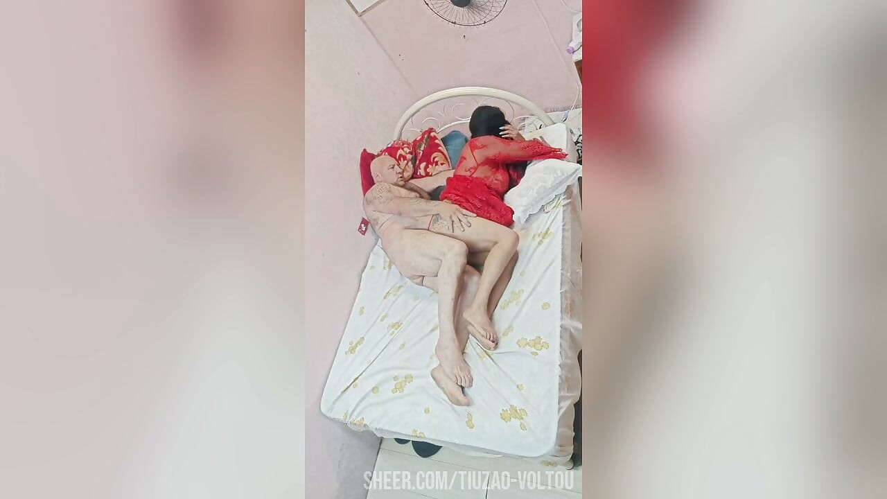 유혹적인 브루넷이 크라운을 원해