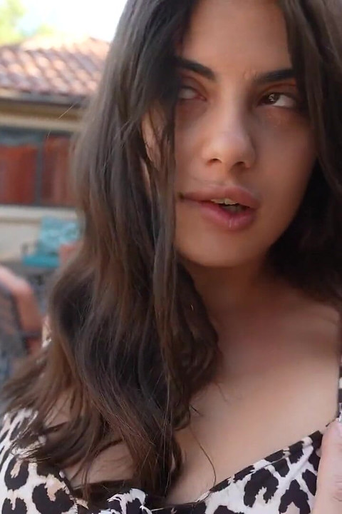 Η Elena Spano παίρνει πίπα στον κήπο και γαμιέται στην κρεβατοκάμαρα με έναν άγνωστο