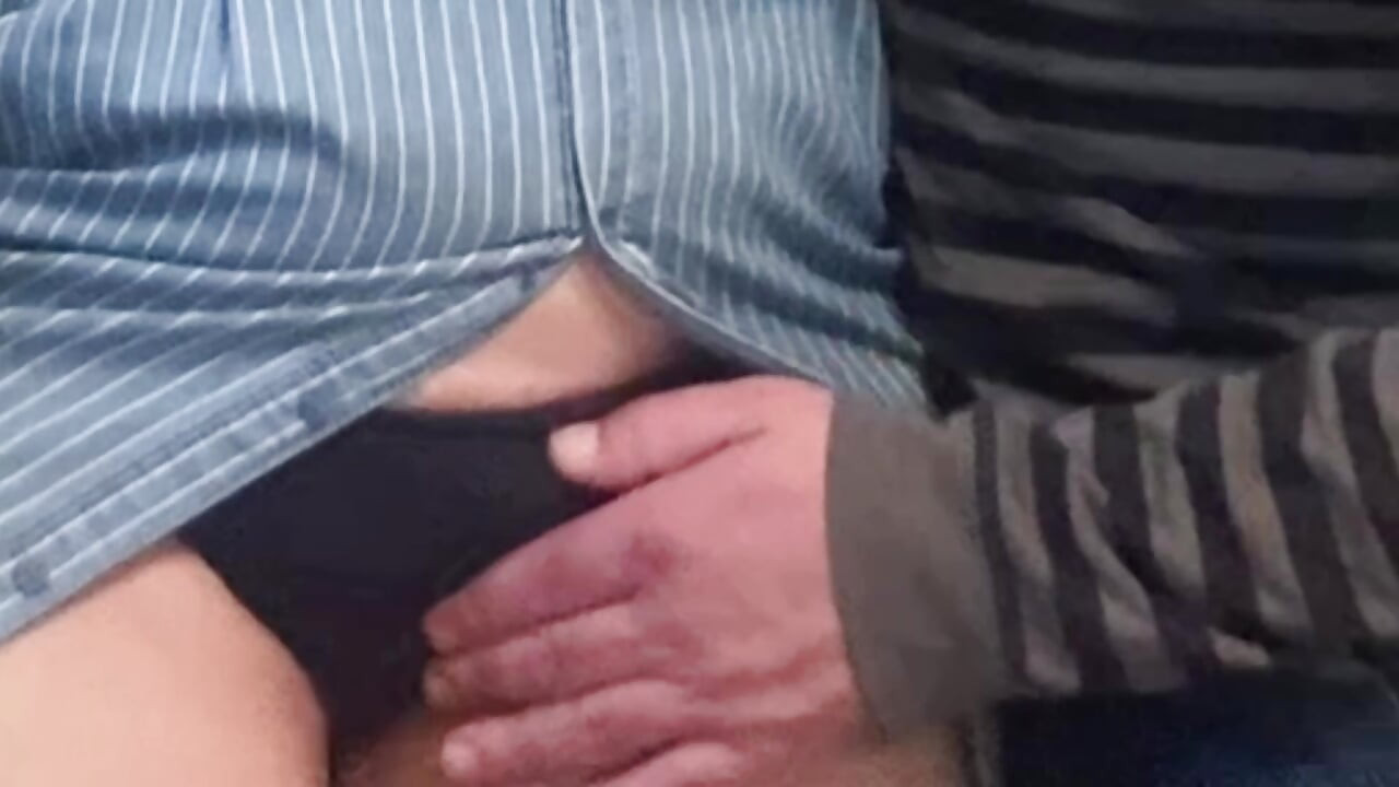 Περαστικός τρίβει τριχωτό μουνί στο μετρό