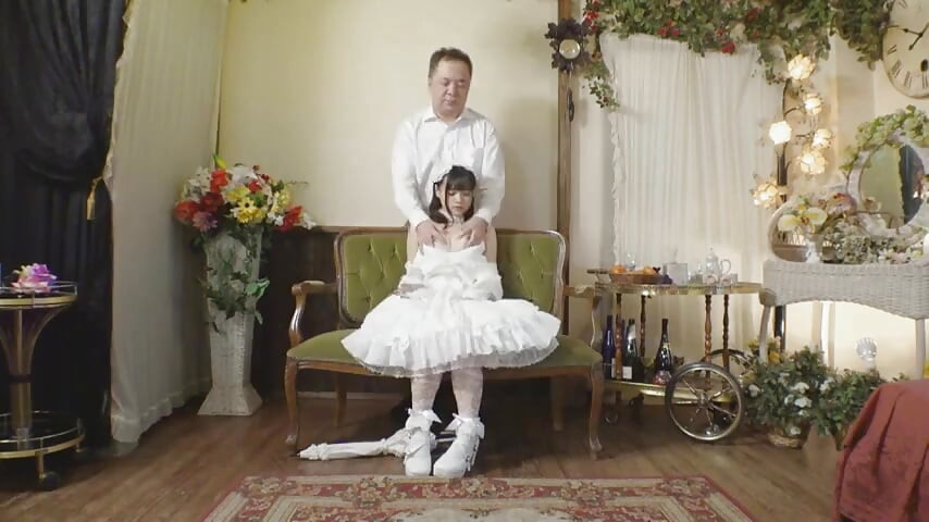 Зрелый мужчина и готическая красотка в темной заманчивой встрече