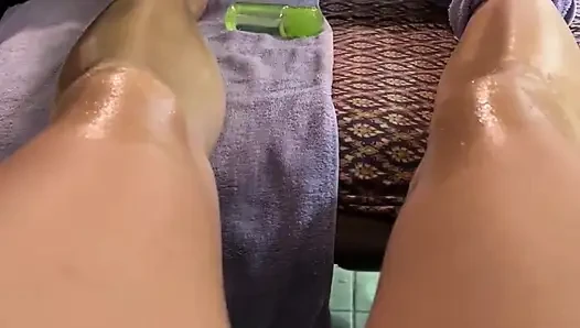Taylandlı kadınlar tarafından yağlanmış ayak masajı