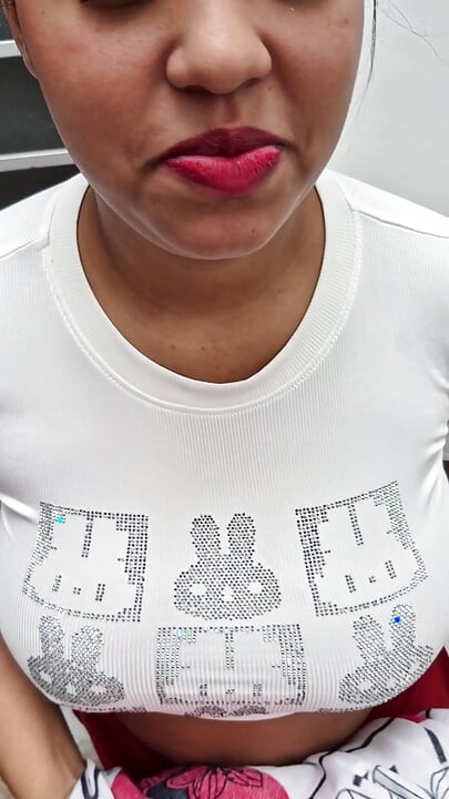 ベネズエラ人は床を掃くのが苦手なので、私は彼女にチンポをしゃぶらせて、尻を硬くさせました