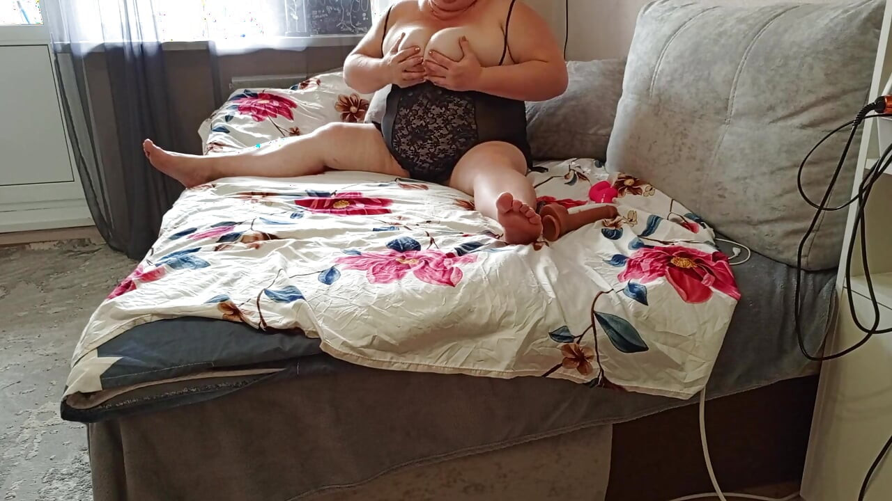 A Stepmom with a Big Round Ass, a Hairy Cunt and Huge Tits Staged a Sex Show