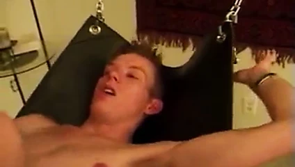 Genç adam seks salıncakta yaşlı ile sıcak anal alır.