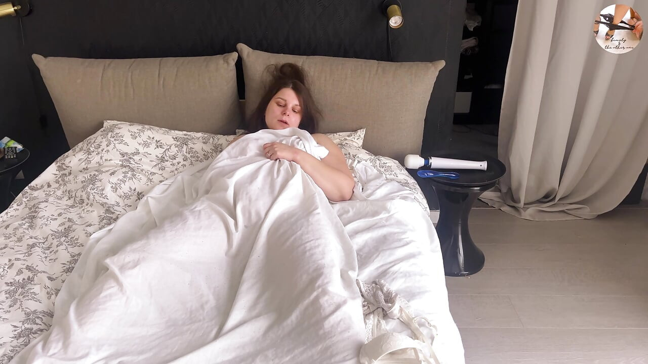 집에서 혼자 자위하는 보지를 시트 아래에서 플레이